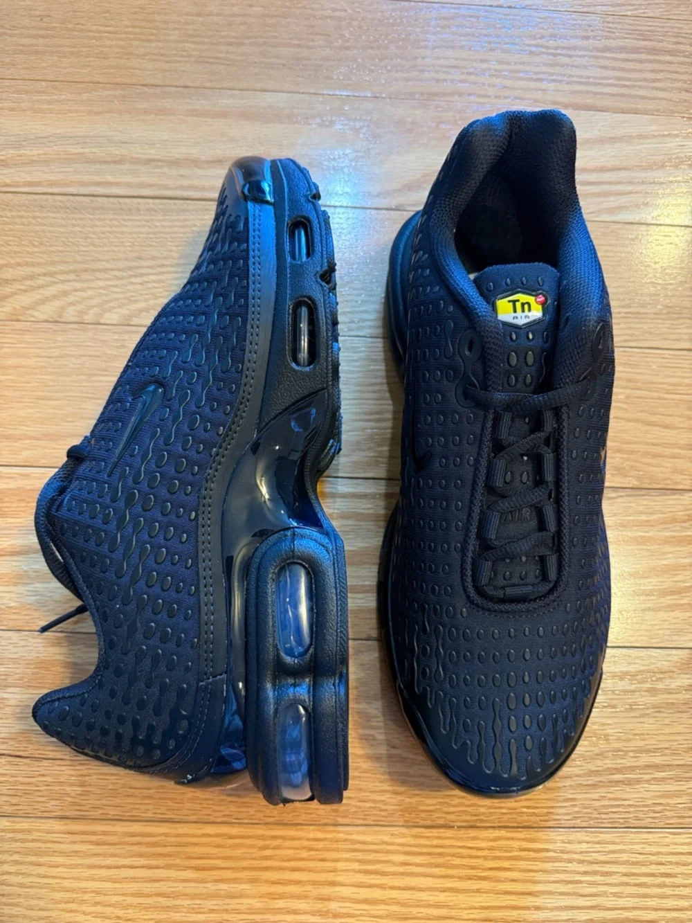 Nike Men's Black Air Max Plus TN Sneakers - Picture 6 of 10